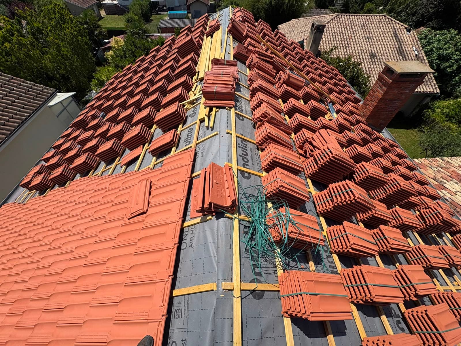 Toiture pendant la réfection — pose des tuiles