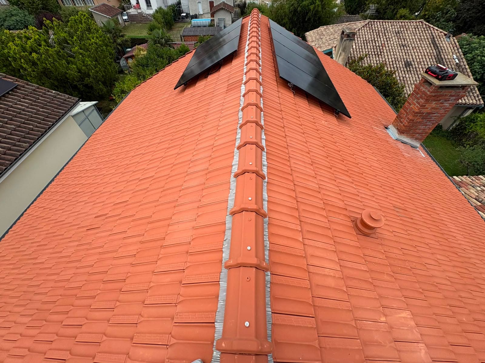 Toiture terminée avec panneaux solaires
