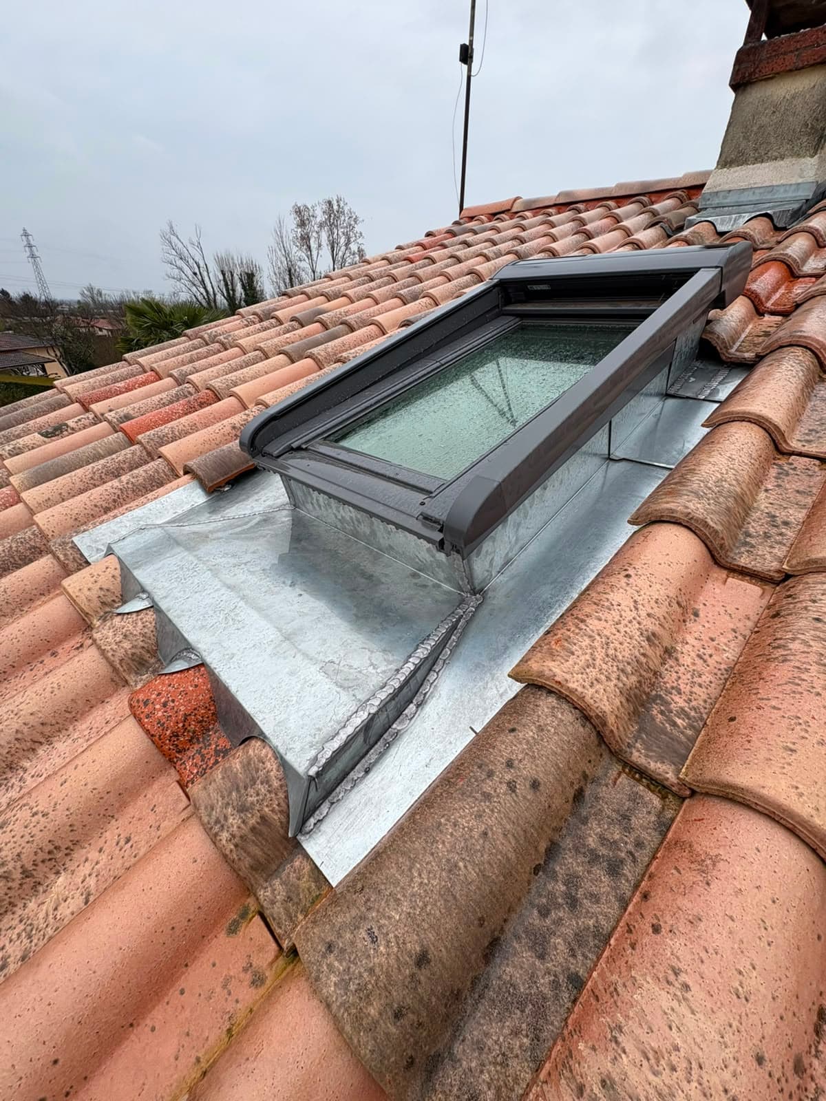 Zinguerie et étanchéité zinc autour d'un Velux